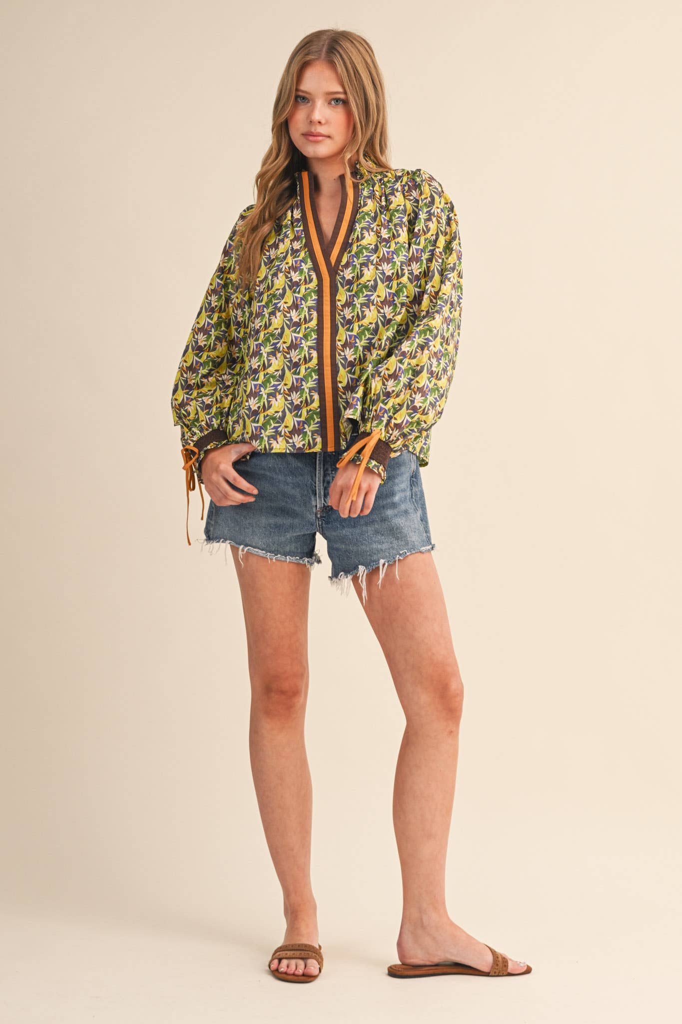 CONTRAST NECKLINE SMOCKED PUFF SLEEVE TOP