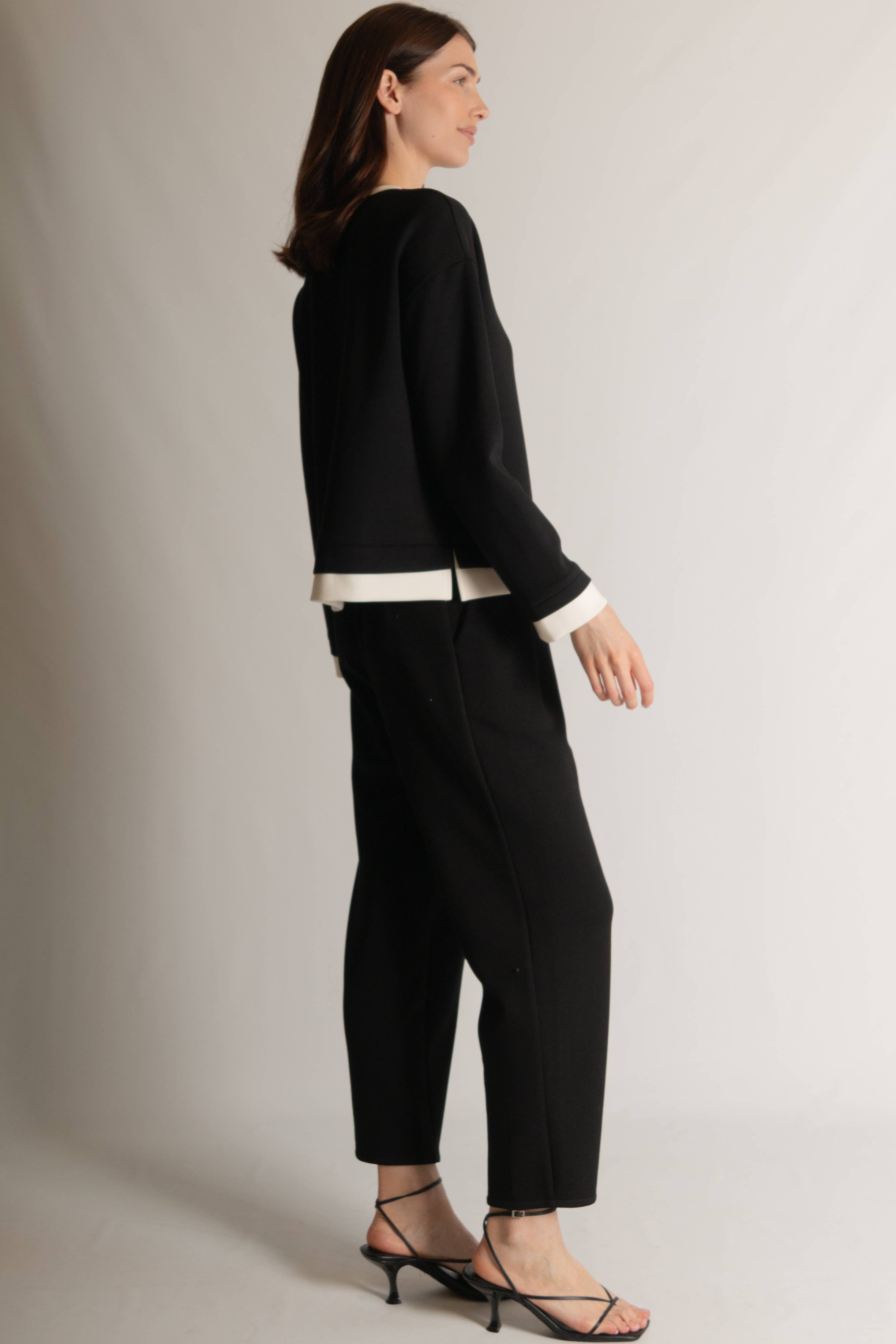 Modal Contrast Border Top