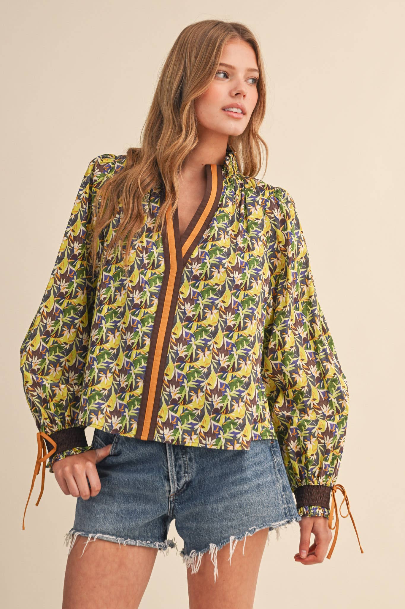 CONTRAST NECKLINE SMOCKED PUFF SLEEVE TOP