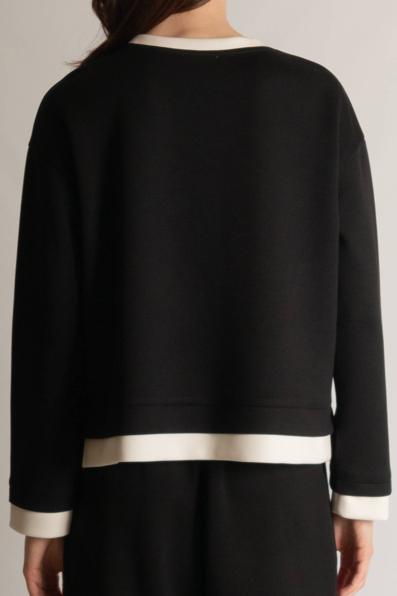 Modal Contrast Border Top