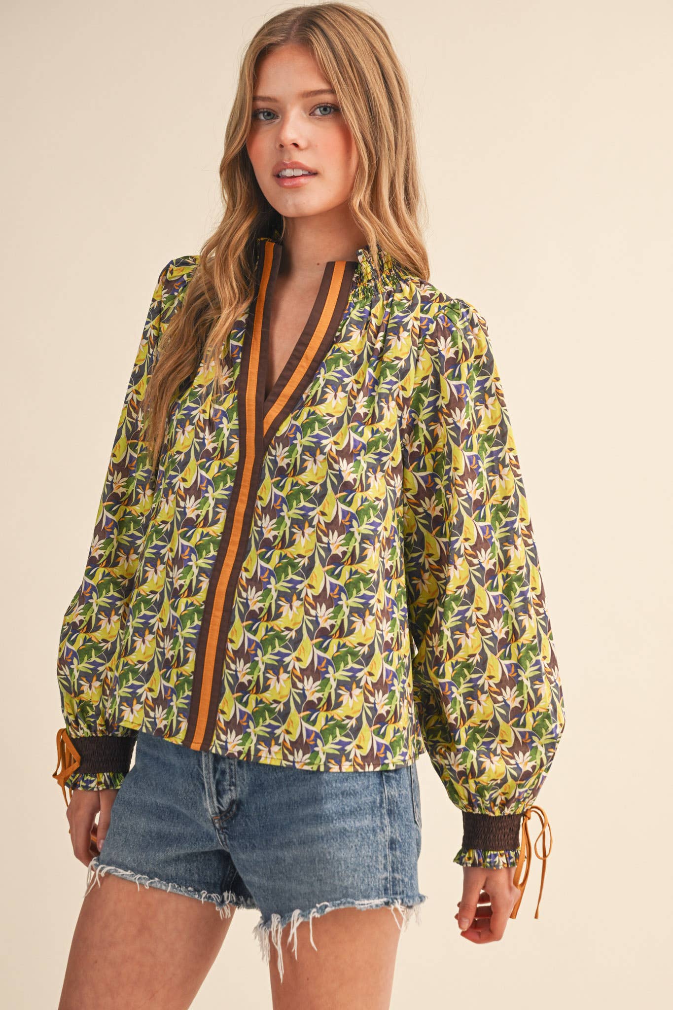 CONTRAST NECKLINE SMOCKED PUFF SLEEVE TOP