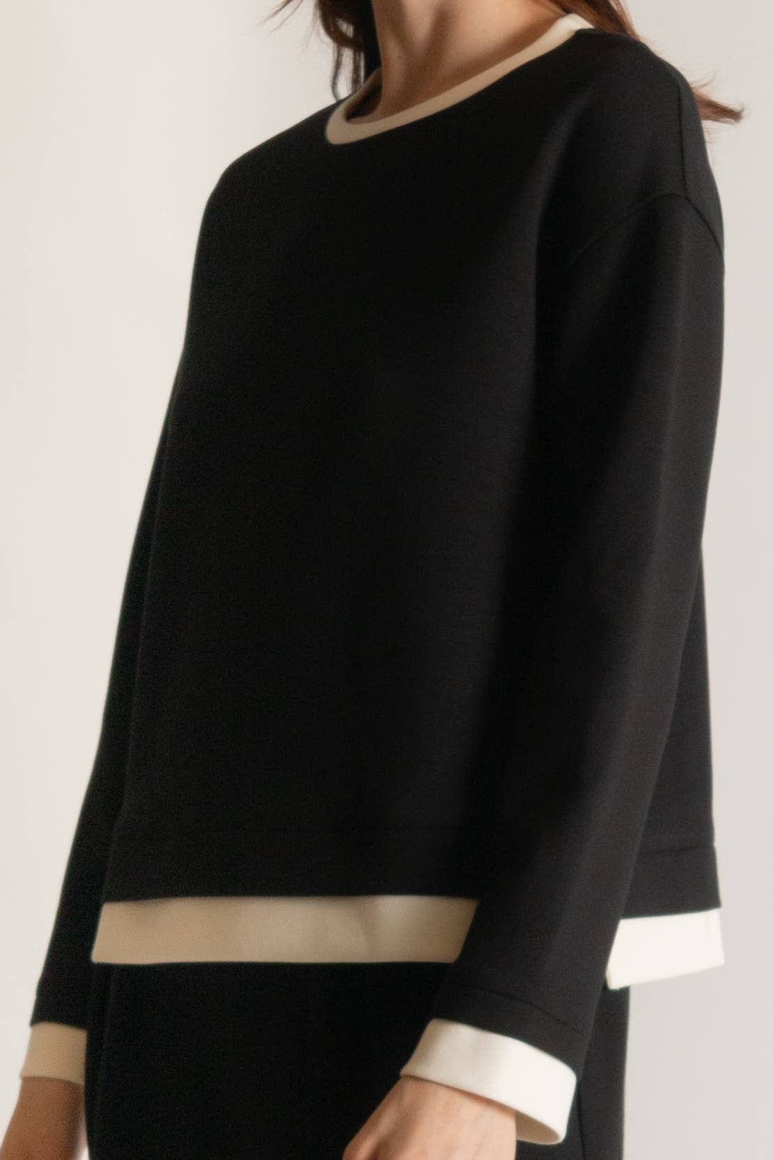 Modal Contrast Border Top