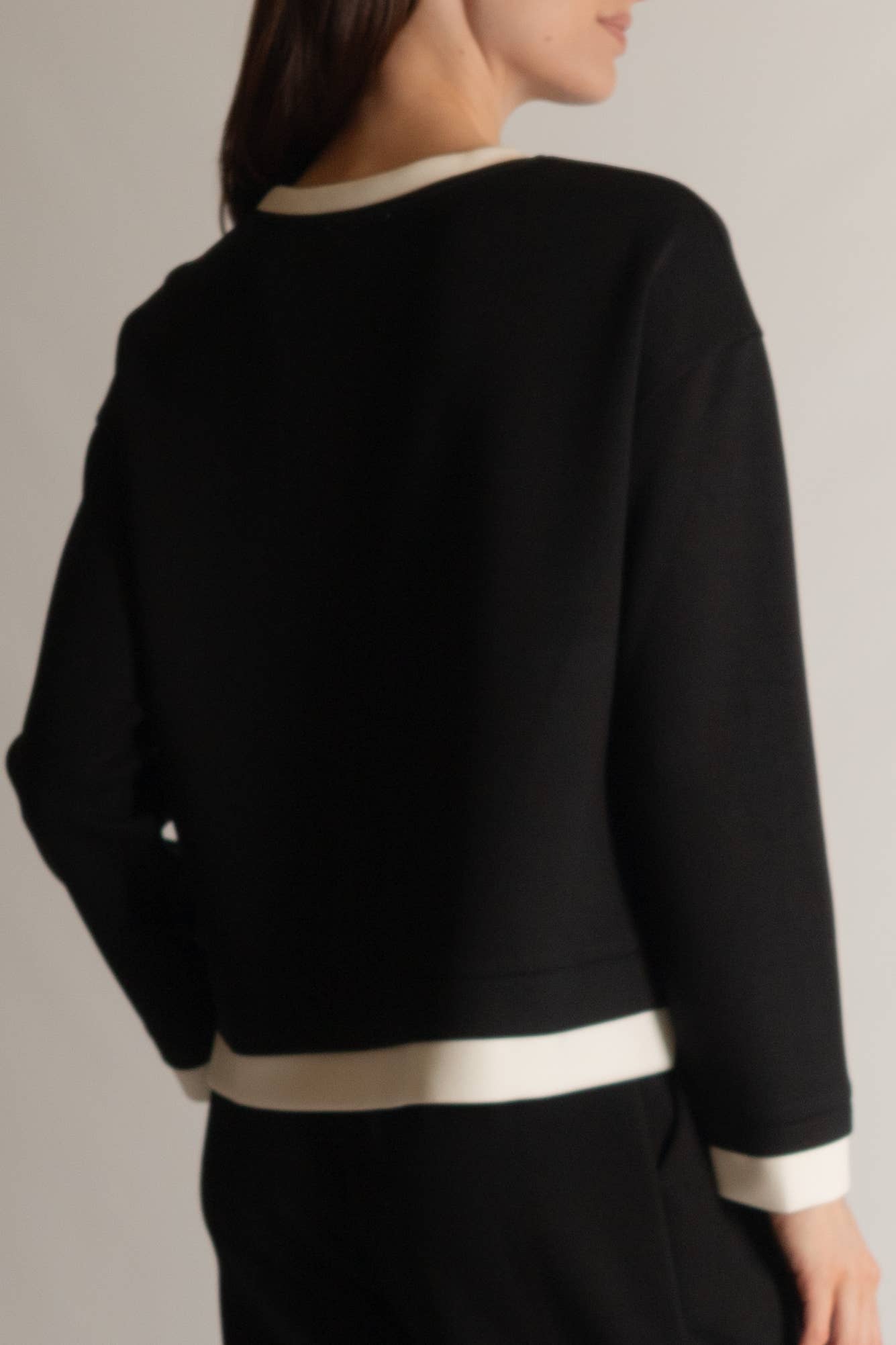 Modal Contrast Border Top
