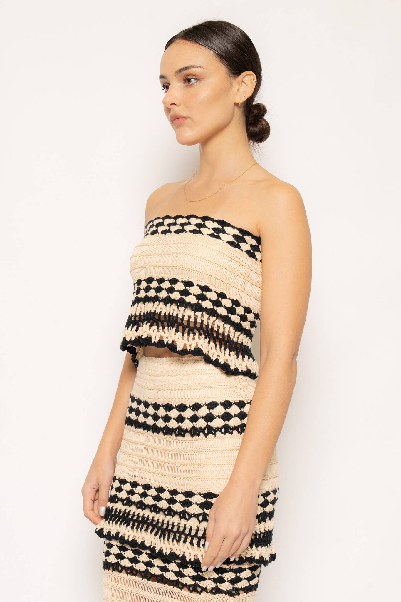 STRAPLESS CROCHET CROP TOP