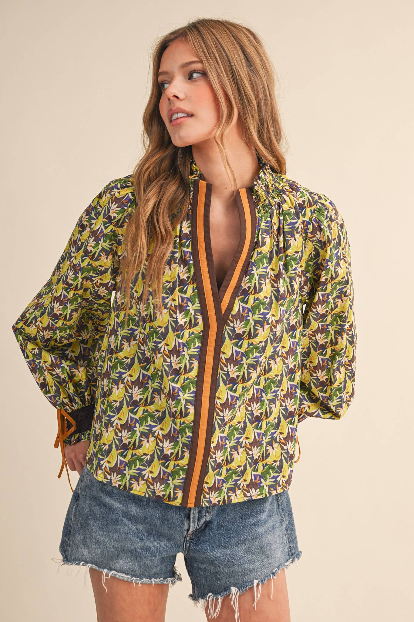 CONTRAST NECKLINE SMOCKED PUFF SLEEVE TOP