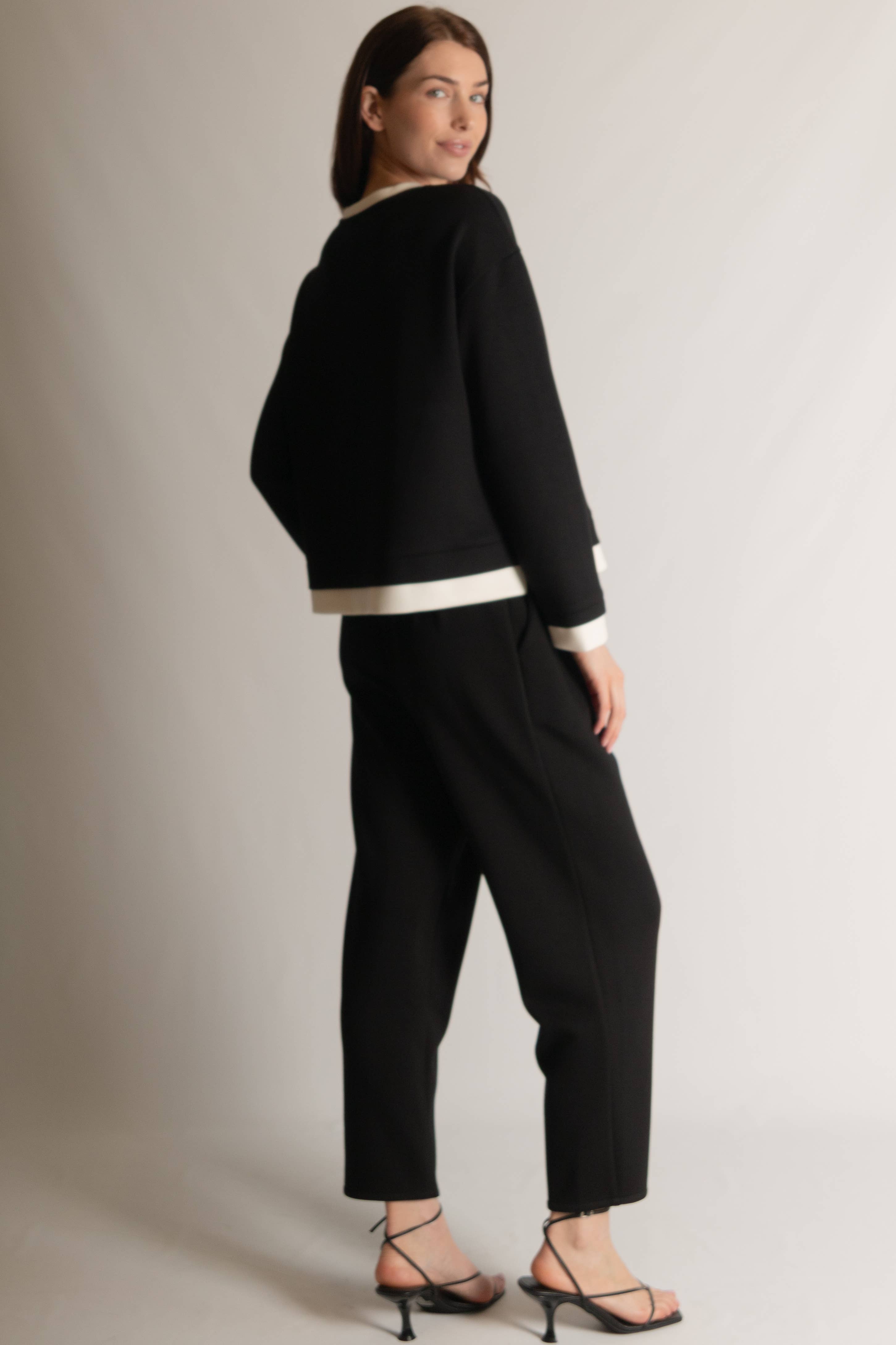 Modal Contrast Border Top
