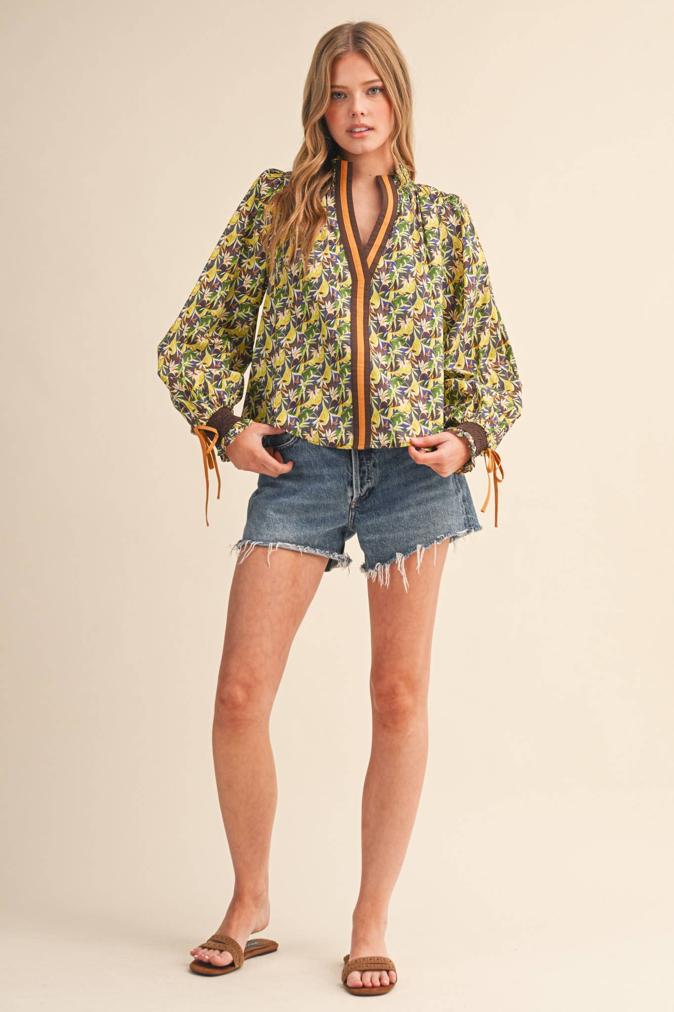 CONTRAST NECKLINE SMOCKED PUFF SLEEVE TOP