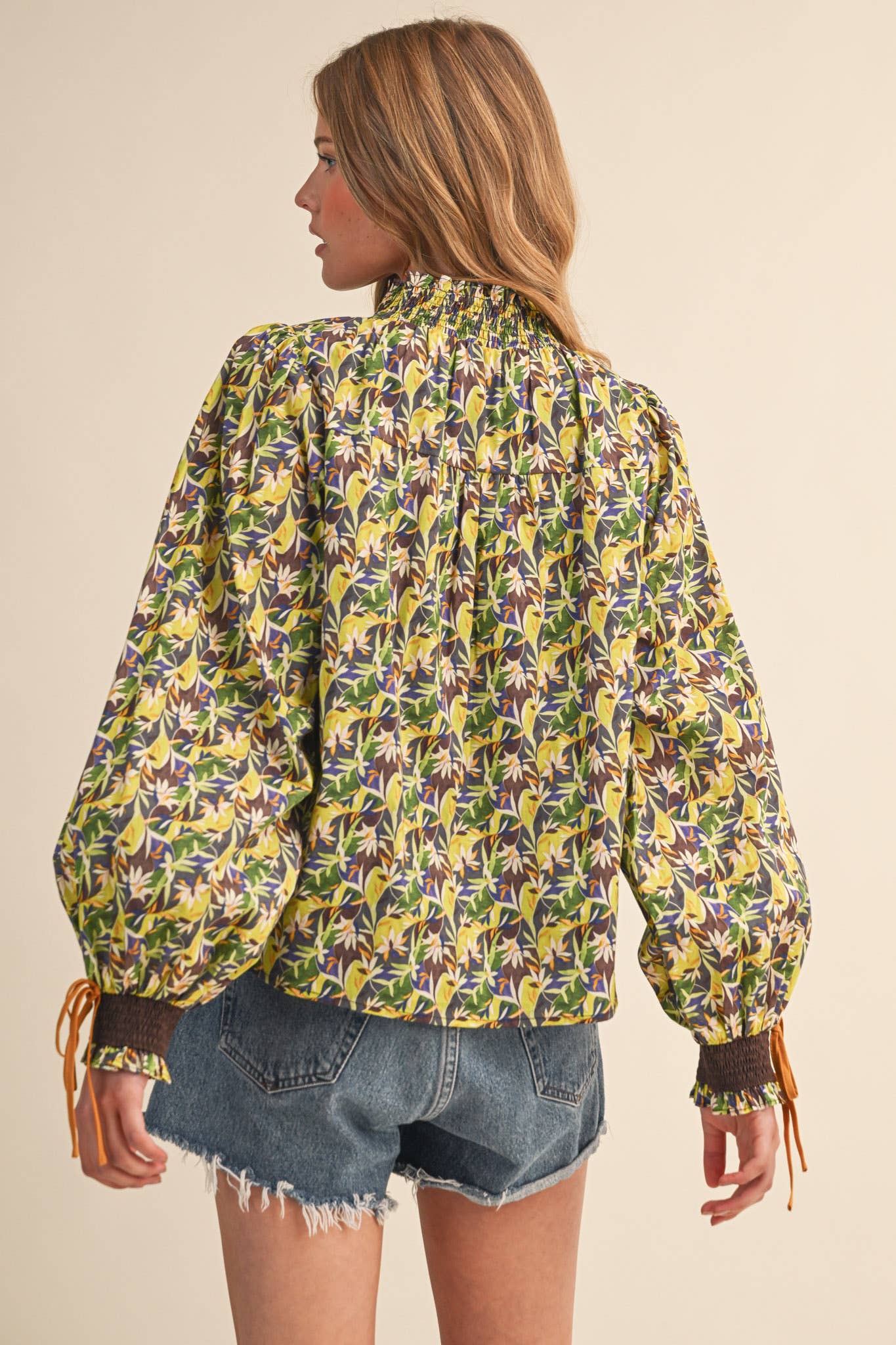 CONTRAST NECKLINE SMOCKED PUFF SLEEVE TOP