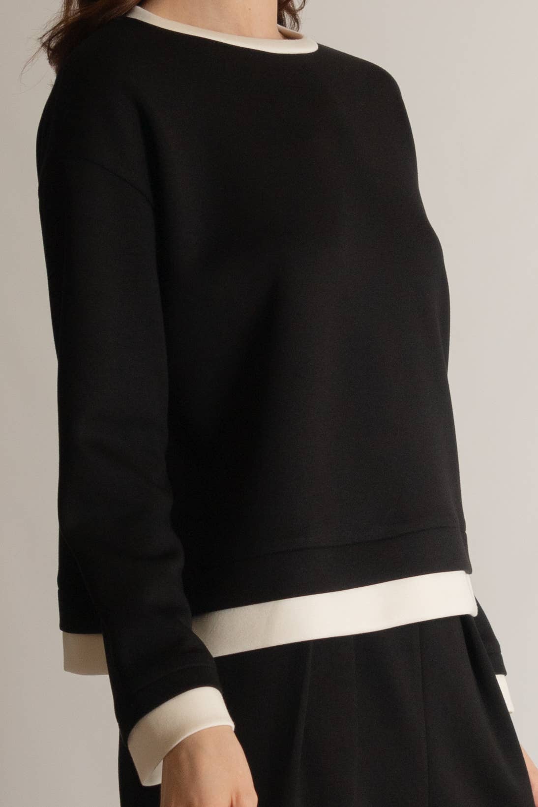 Modal Contrast Border Top
