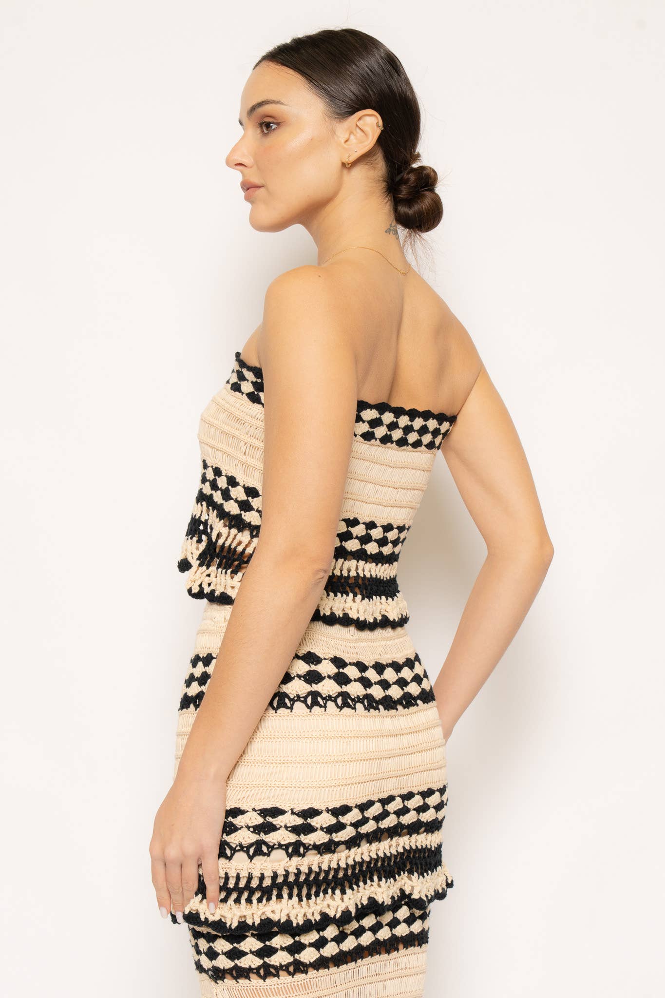 STRAPLESS CROCHET CROP TOP